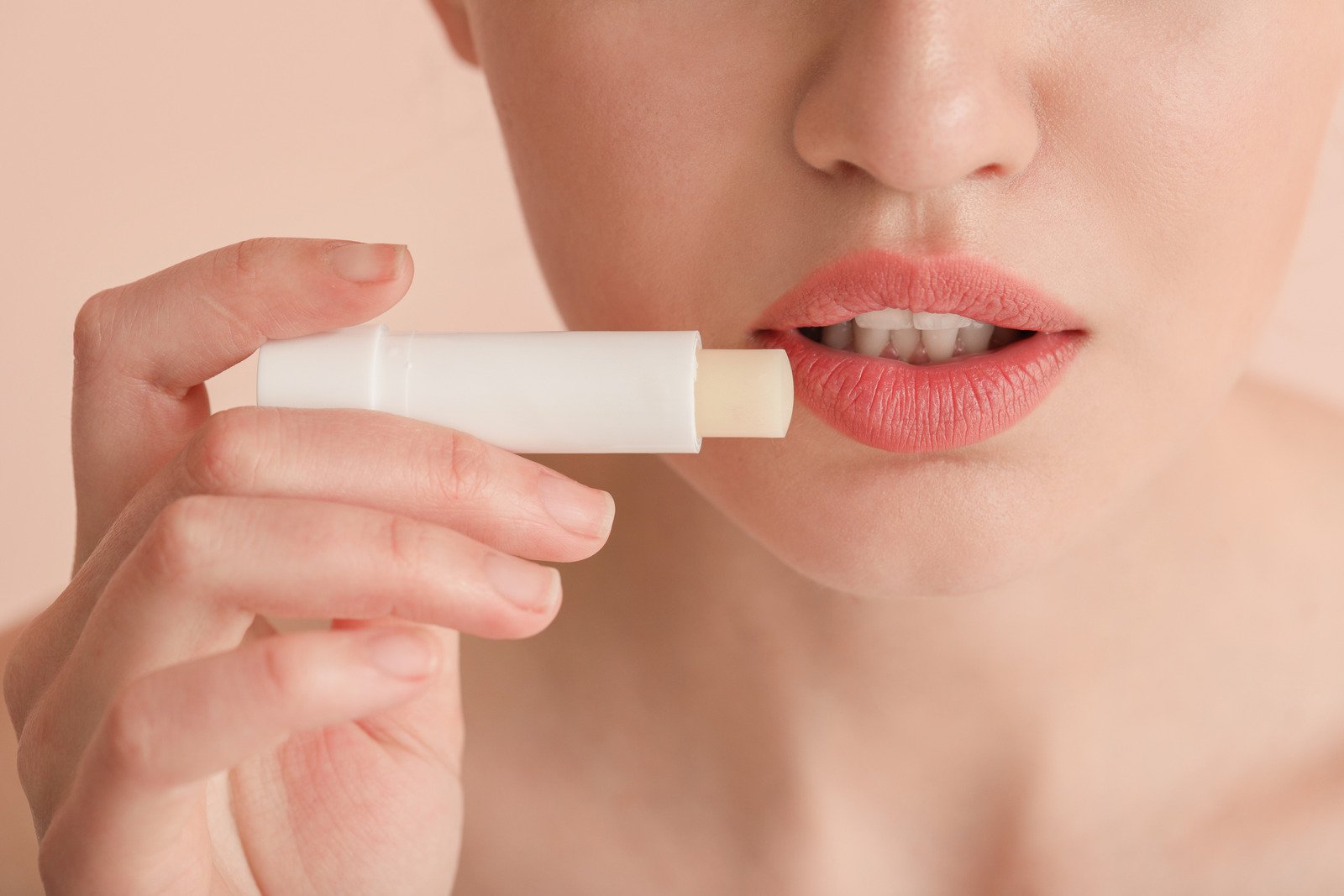 겨울철 입술 관리: 건조함 &amp; 갈라짐 예방하기