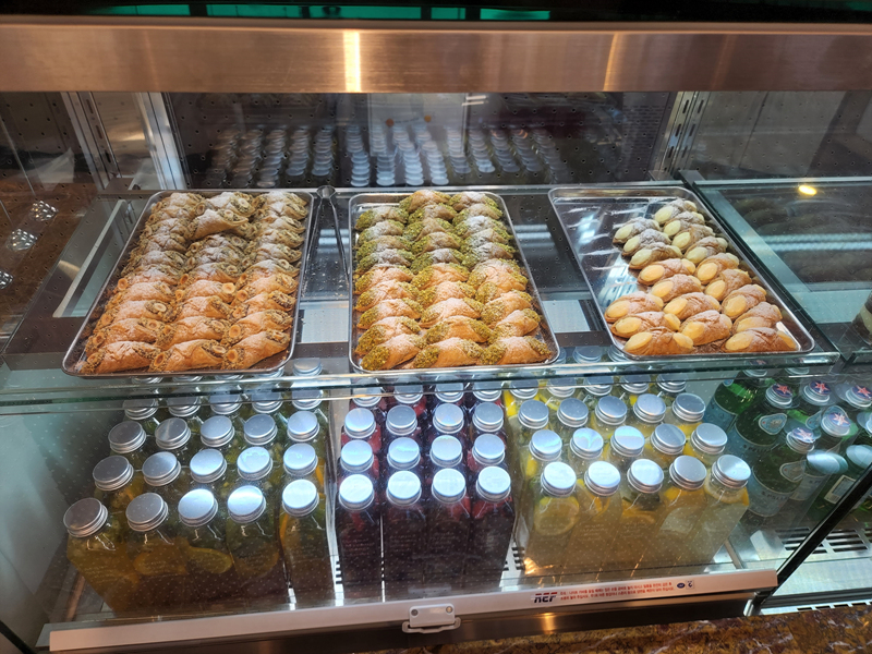 진열된-디저트와-음료