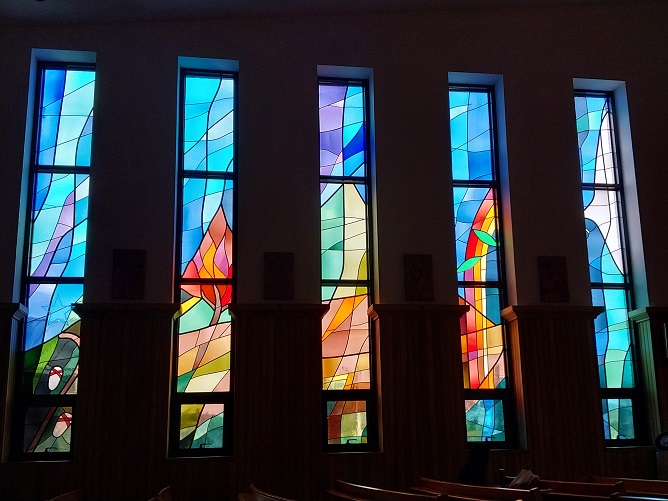 청주 성화동성당 성전 안 왼쪽 스테인드글라스 사진