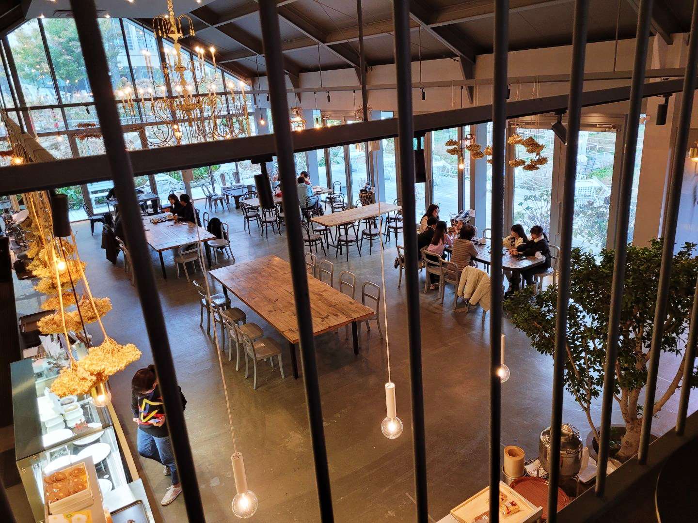 마호가니 2층에서 바라봄