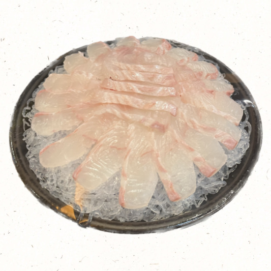 숙성된 광어 회와 채소 곁들임