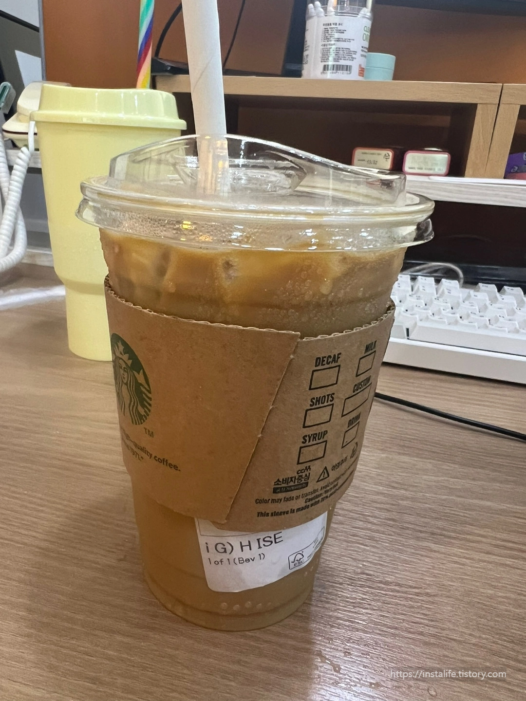 헤이즐넛 오트 아이스 쉐이큰 에스프레소 섞은 후의 모습입니다.