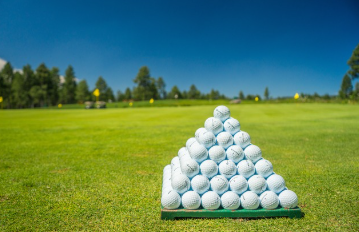 골프공이 쌓여 있는 모습