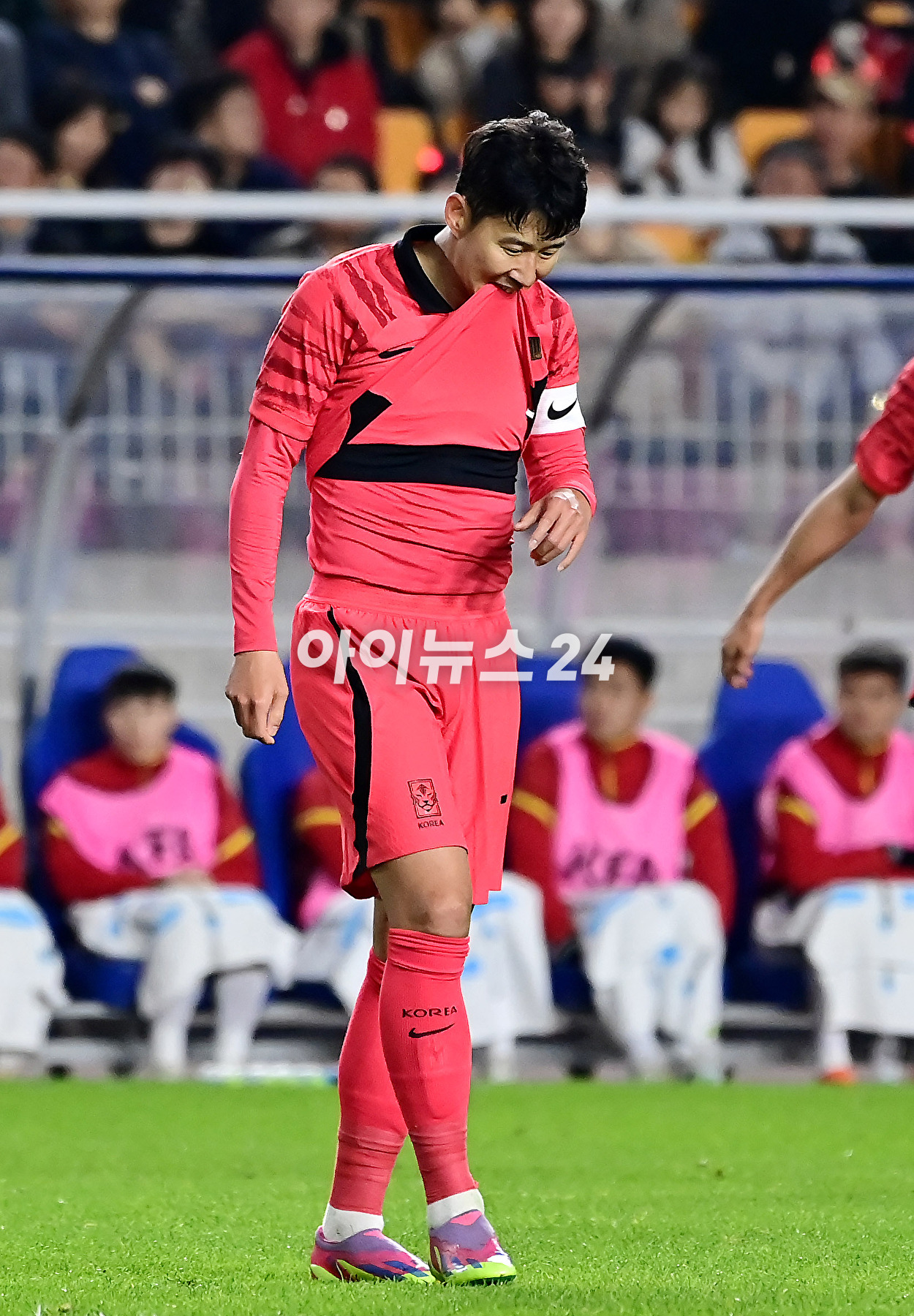 클린스만 감독이 이끄는 한국 축구대표팀은 17일 수원월드컵경기장에서 열린 베트남과 평가전에서 6-0 대승을 거뒀다.손흥민이 팬들에게 인사를 하고 있다. [사진=곽영래 기자]