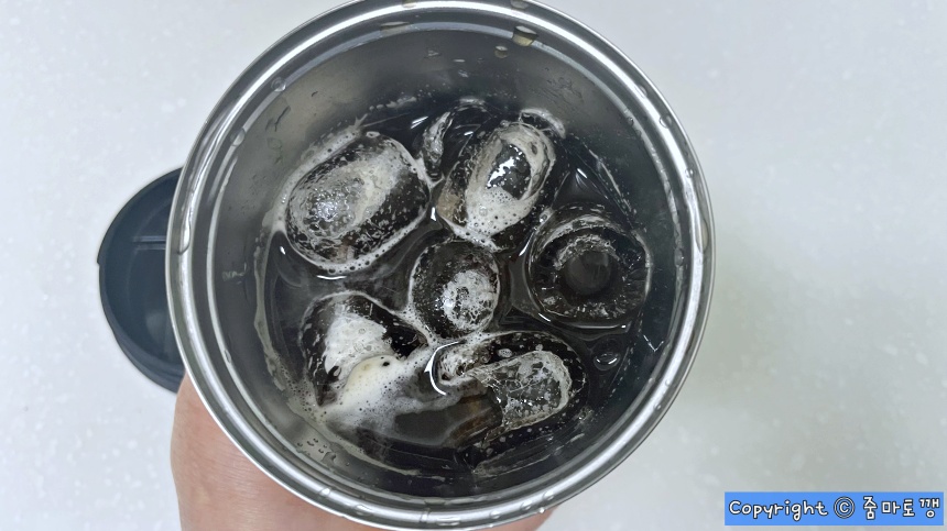 커피-담긴-텀블러