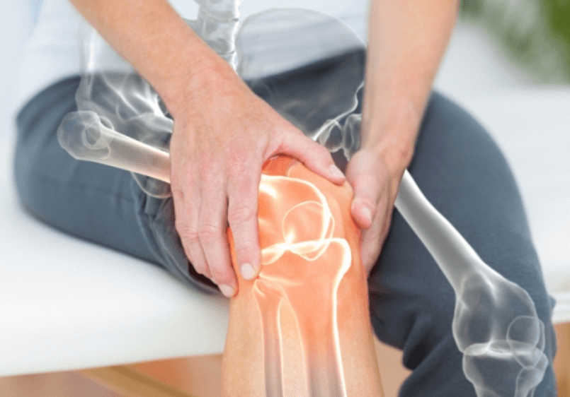 무릎-관절-통증-발생으로-손으로-무릎을-붙잡고있는-고령자