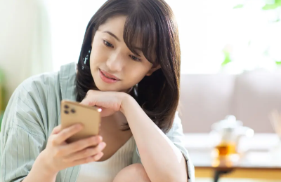 휴대폰을 보는 여성