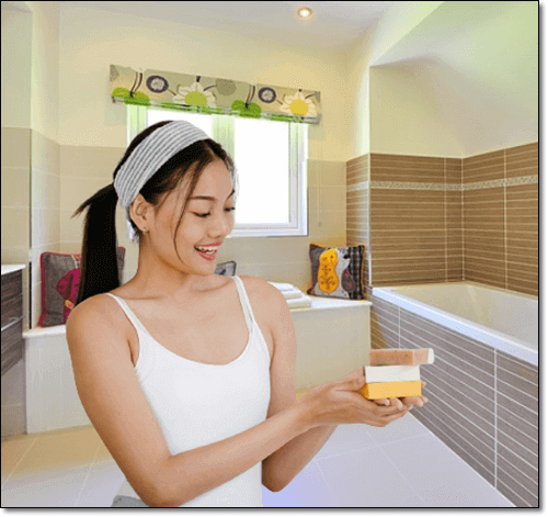 박하 비누를 들고 있는 여성