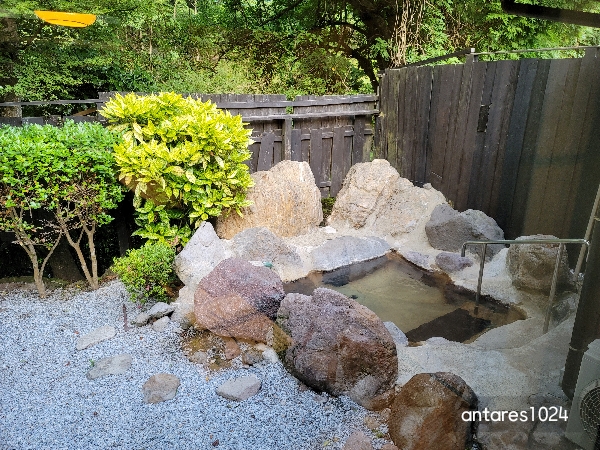 바위로-장식되어-있는-노천탕-전경