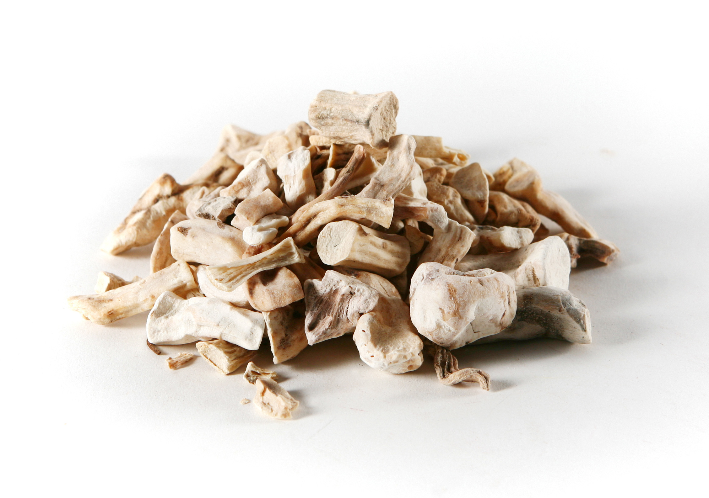 야생에서 채취를 한 산약을 깨끗하게 세척을 한 후에 큰 덩어리로 자른 것을 하얀 바닥 위에 수북하게 놓아두고 찍은 사진