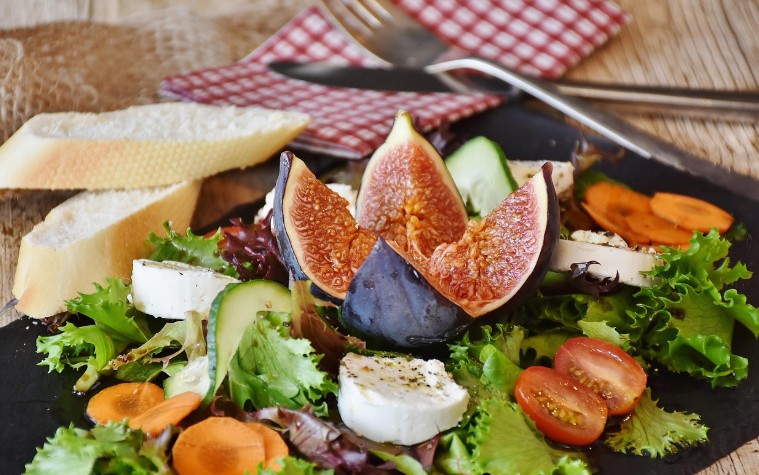 빵과 야채가 있는 셀러드 이미지