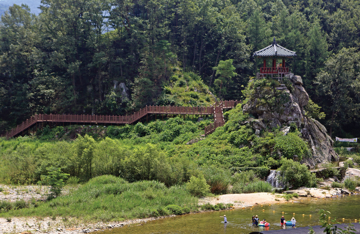 계곡옆에 정자가 있다.