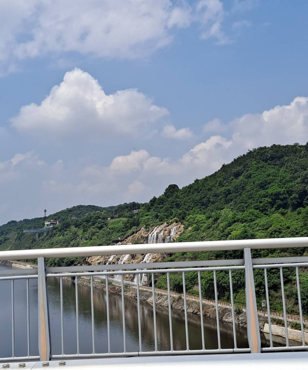 도로에서 바라본 아라폭포