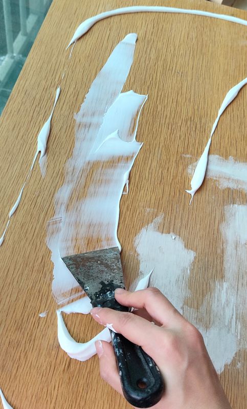 목공용본드를 헤라를 이용해서 발라주는 못흡