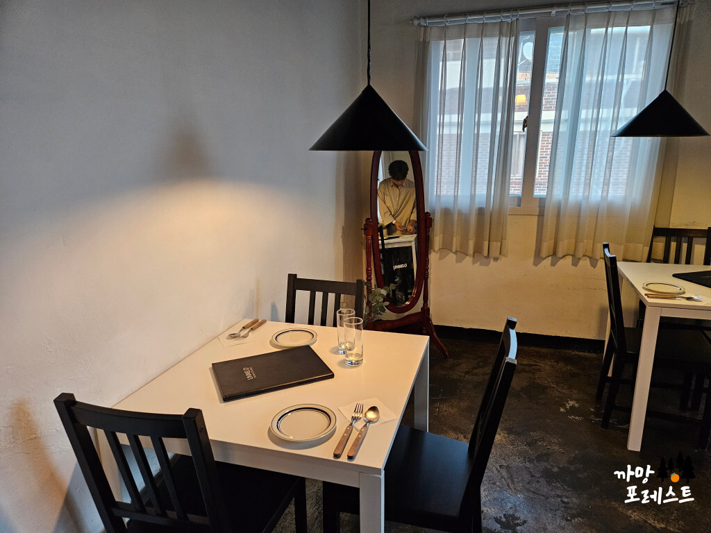 행궁동 운멜로 1호점 내부