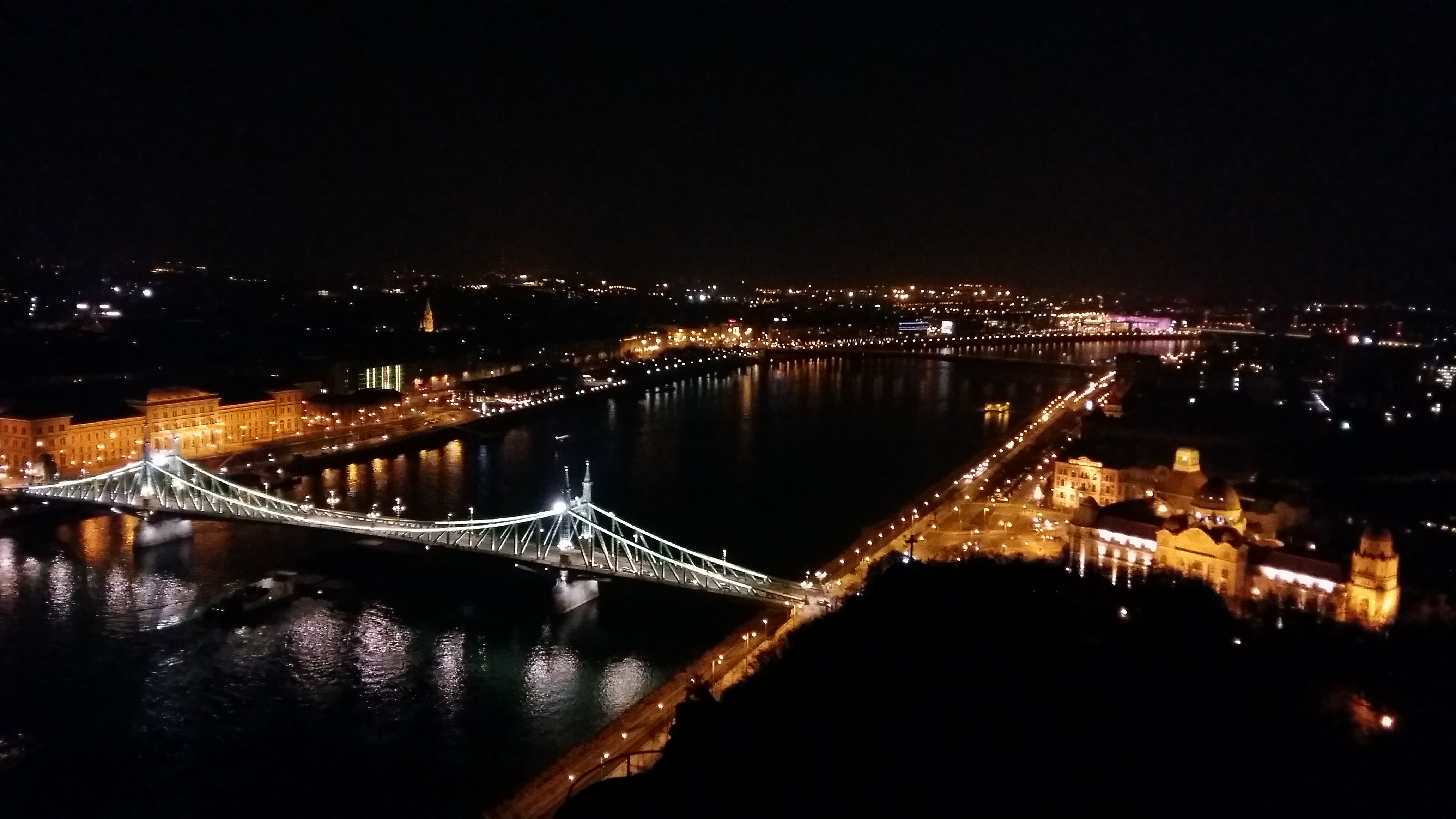 헝가리 부다페스트 치타델라에서 바라본 코르비누스 대학교와 그레이트 마켓 홀