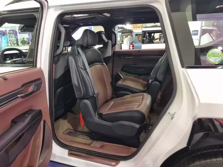 2열 스위블 시트를 뒤돌린 모습입니다.