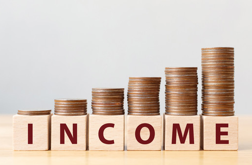 income 이라고 적힌 사각형위에 동전이 쌓여있다