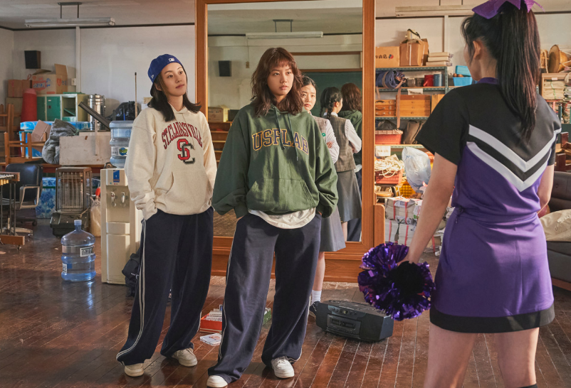 영화 빅토리 치어리딩 동아리로 연습실을 얻은 필선과 미나, 세현