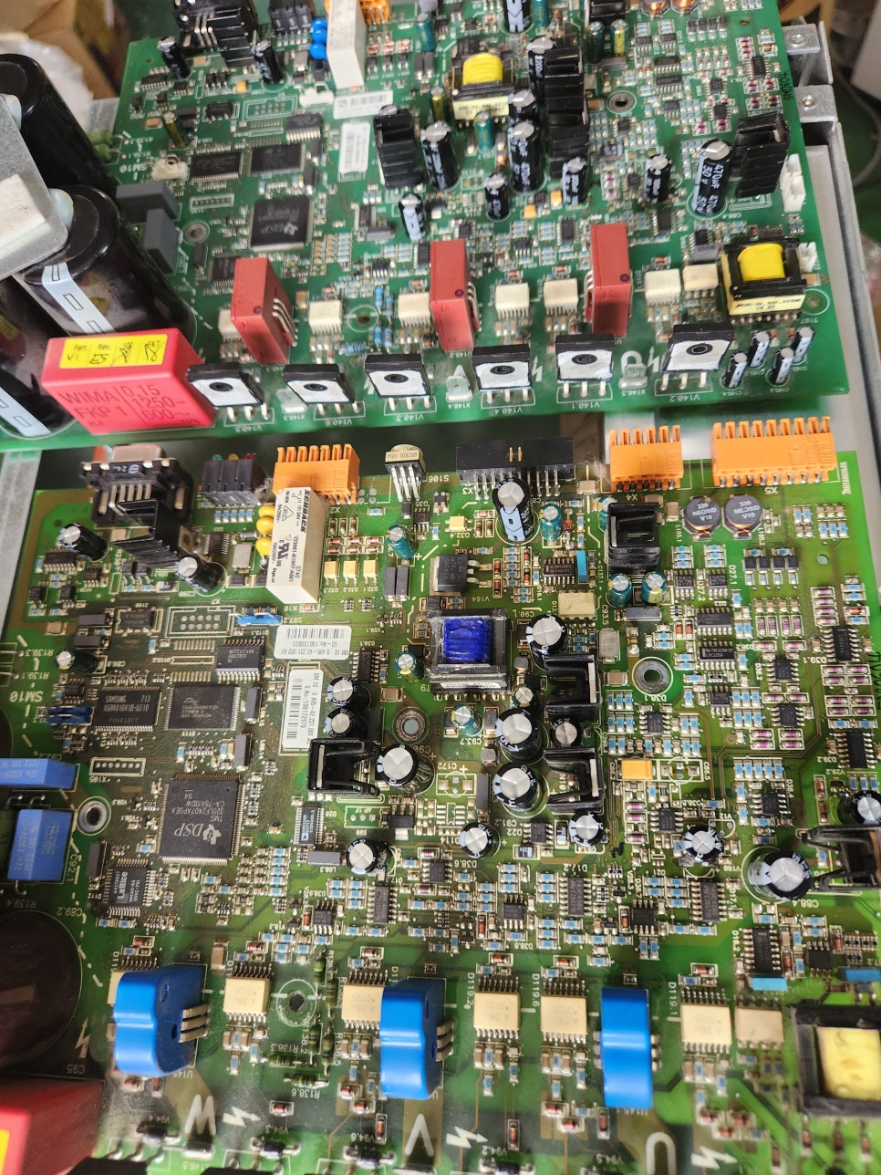 독일 Trützschler(트뤼츠슐러) 서보드라이버 TRUTZSCHLER SM10 ✅ 서보드라이버 분해 및 열화 부품 교체
✅ 제어보드 리페어 및 냉납 리볼링 작업
✅ 통신 단자부 클리닝 및 리플로우 작업
✅ 파워라인 정류 회로 점검 및 보호소자 보강
✅ 전체 부품 점검 후 테스트 운전 진행
수리 과정 by 메트영남