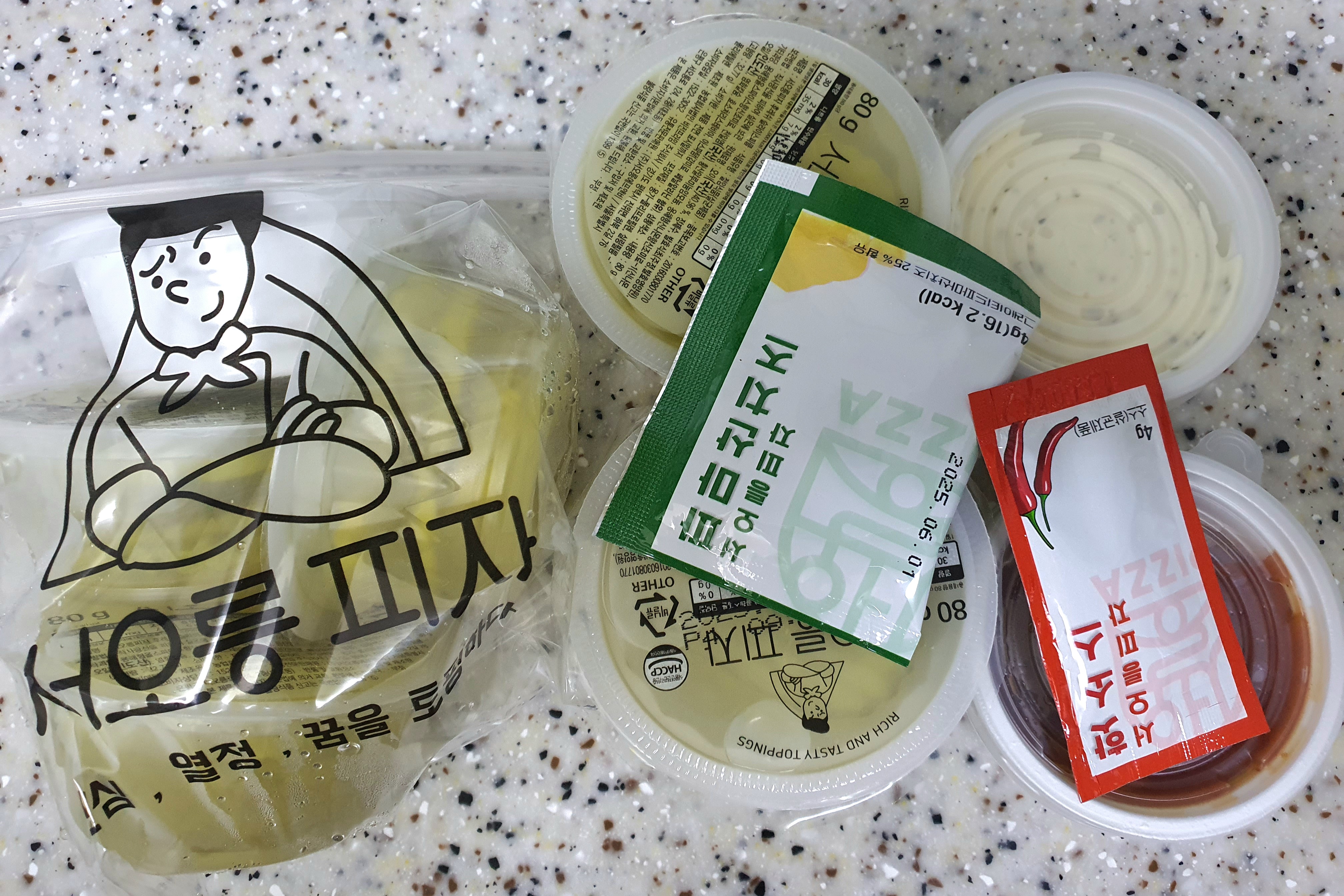 피클을-추가로-시켰어요.