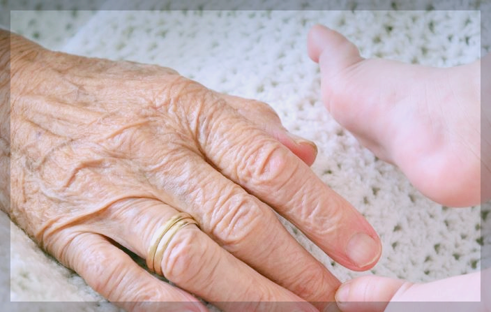할머니손의 주름과 탱탱한 아기 피부