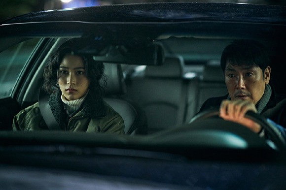 배우 이수경과 조진웅이 영화 '데드맨'(감독 하준원)에서 연기 호흡을 맞추고 있다. [사진=플러스엠엔터테인먼트]