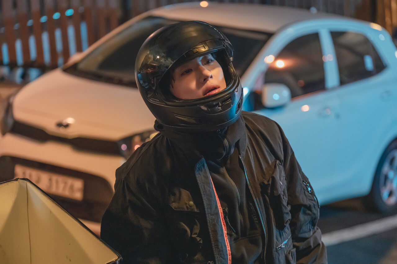 헬멧을 쓰고 배달 가야하는 맨션을 바라보고 있는 동인