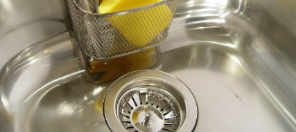 싱크대 배수구 냄새 해결하는 방법