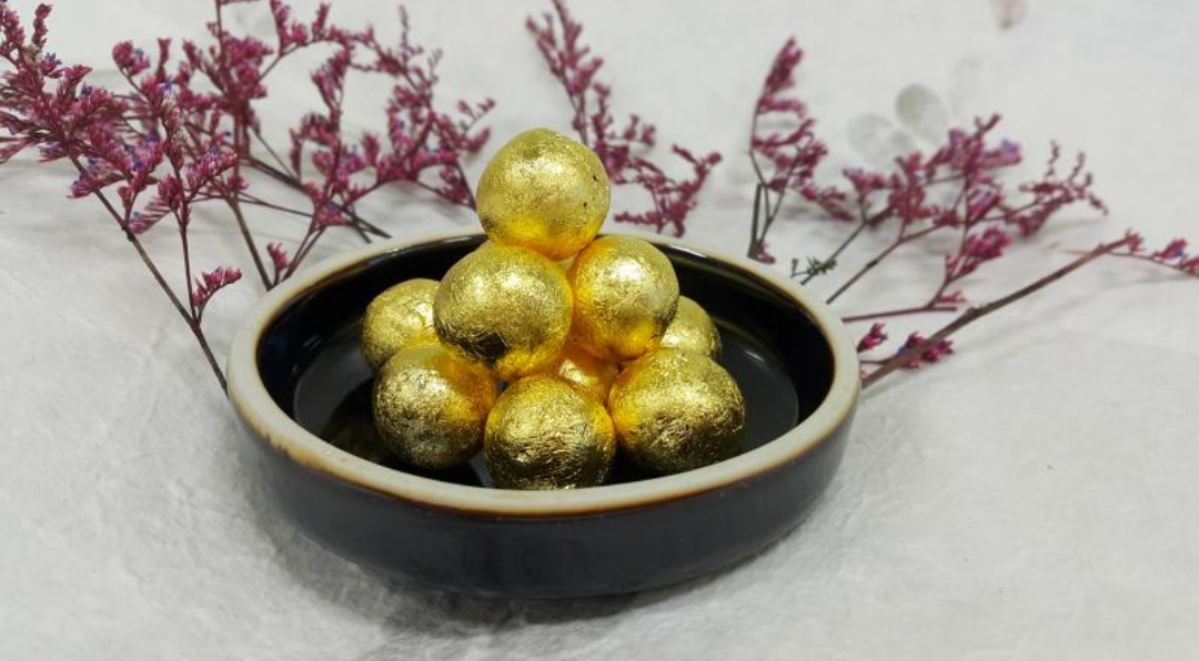 침향환이 그릇에 가득 담겨있다.