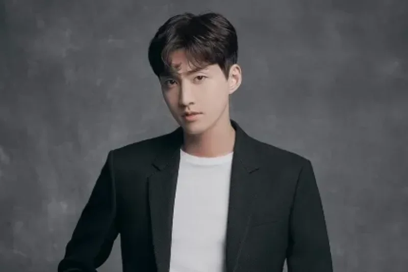 회색을 배경으로 정장 자켓을 입고 있는 소용없어 거짓말의 오기자