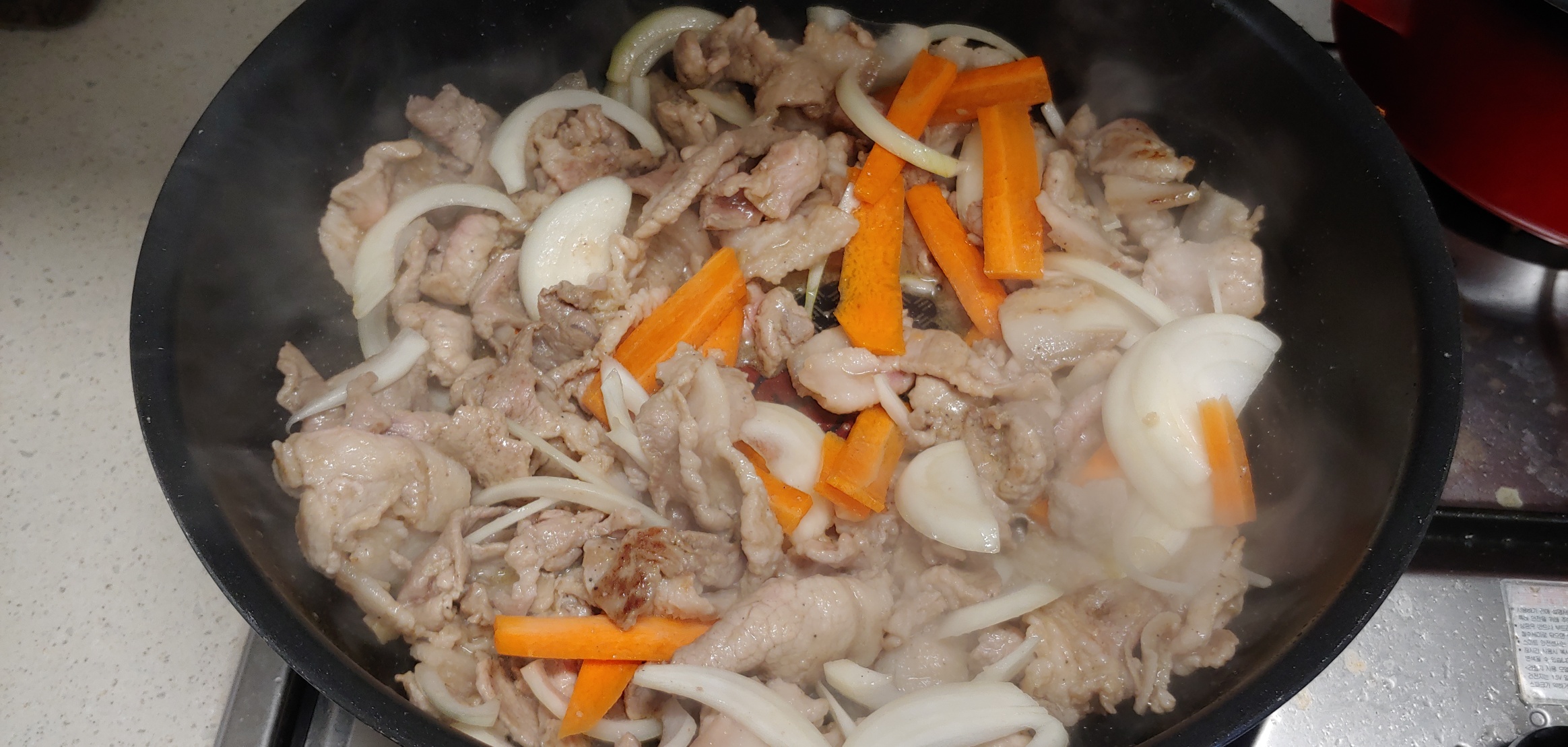 양파와 당근을 넣은 후에는 계속해서 볶아줍니다.