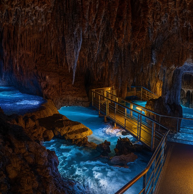 오키나와의 옥천동굴 내부