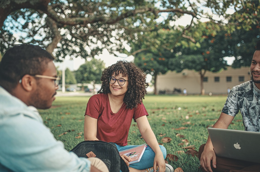 후배와 신뢰를 쌓기 위해 경청하는 이미지