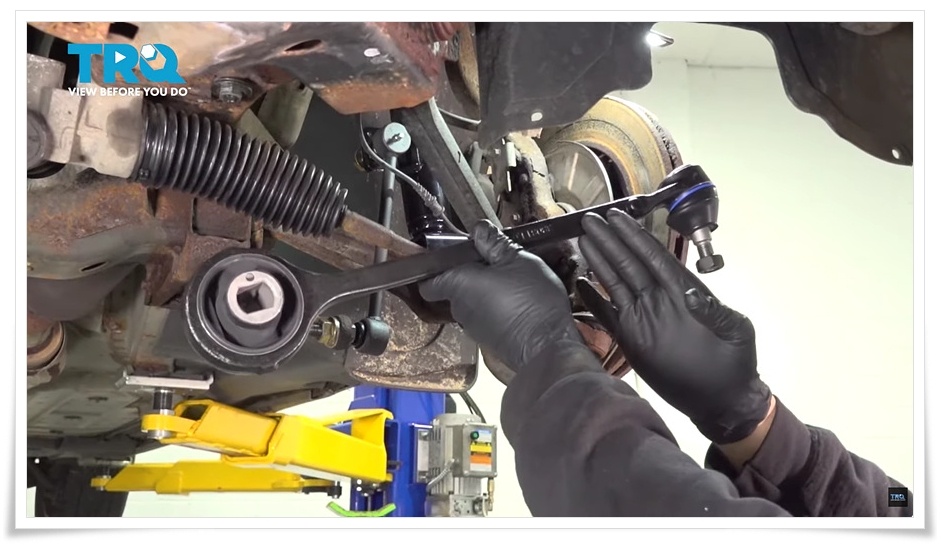 마모된 하체 부싱과 신품으로 교체된 컨트롤 암 부품