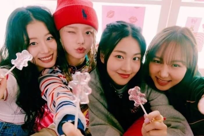 피프티피프티 멤버들이 사탕을 들고 있는 사진