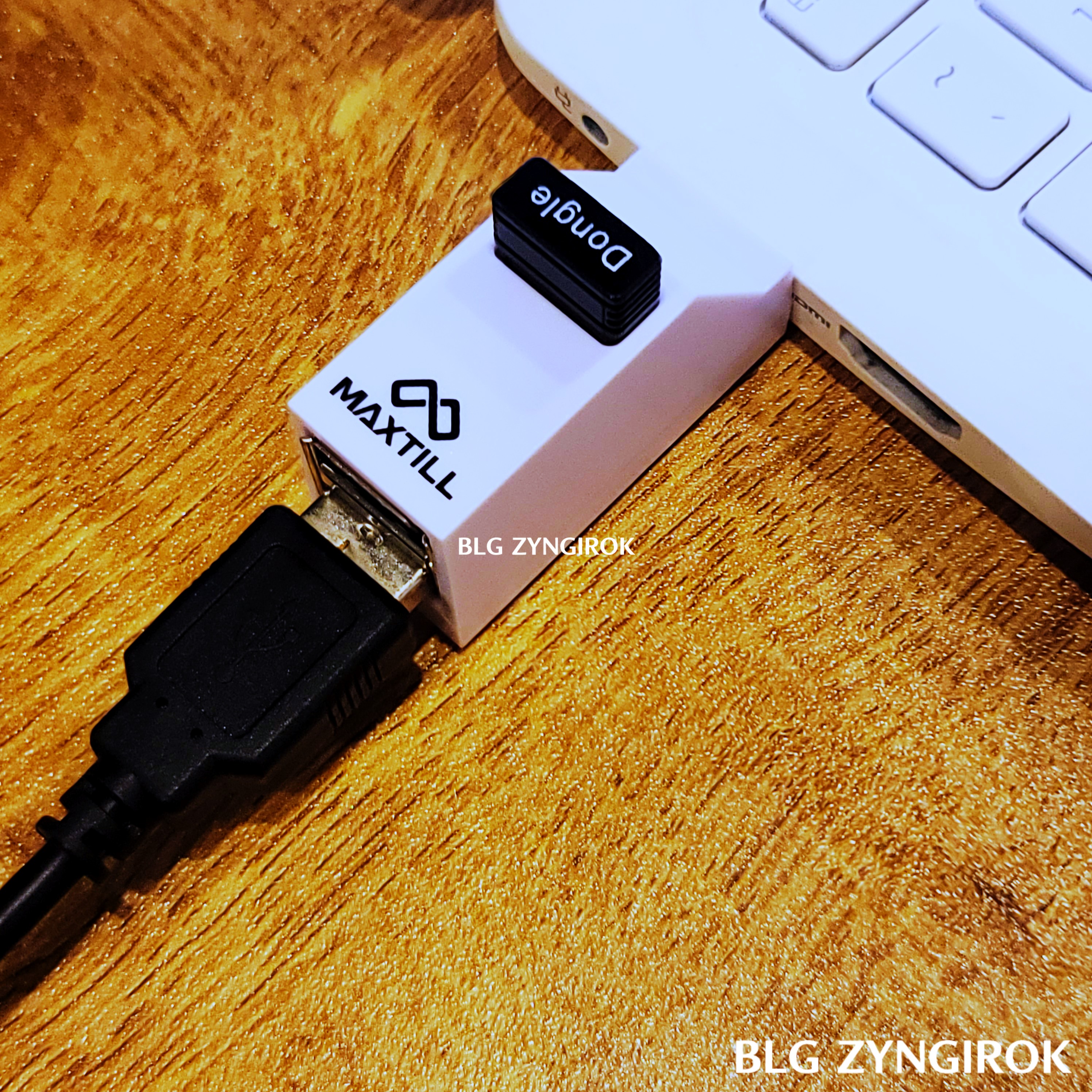 USB-허브에-다양한-USB가-꽂힌-상태로-노트북에-꽂혀있다.