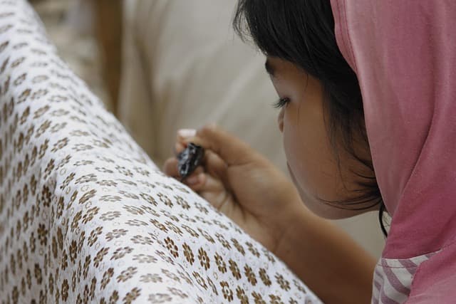 인도네시아 바틱(Batik): 천 년의 전통과 현대 의류 디자인