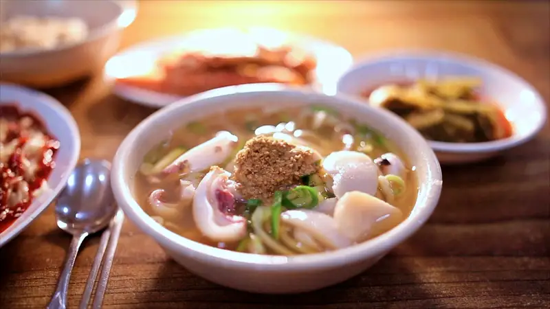 김영철의 동네 한 바퀴 3대째 노포 깊고 진한 맛 키조개 칼국수 한상 보령 오천항 맛집 소개