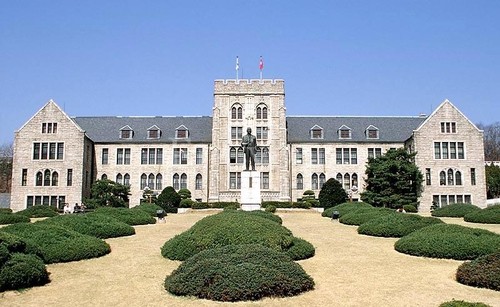 수도권 주요 대학 국어교육과 순위와 캠퍼스 전경을 상징하는 대학교 건물 및 교정 풍경 이미지