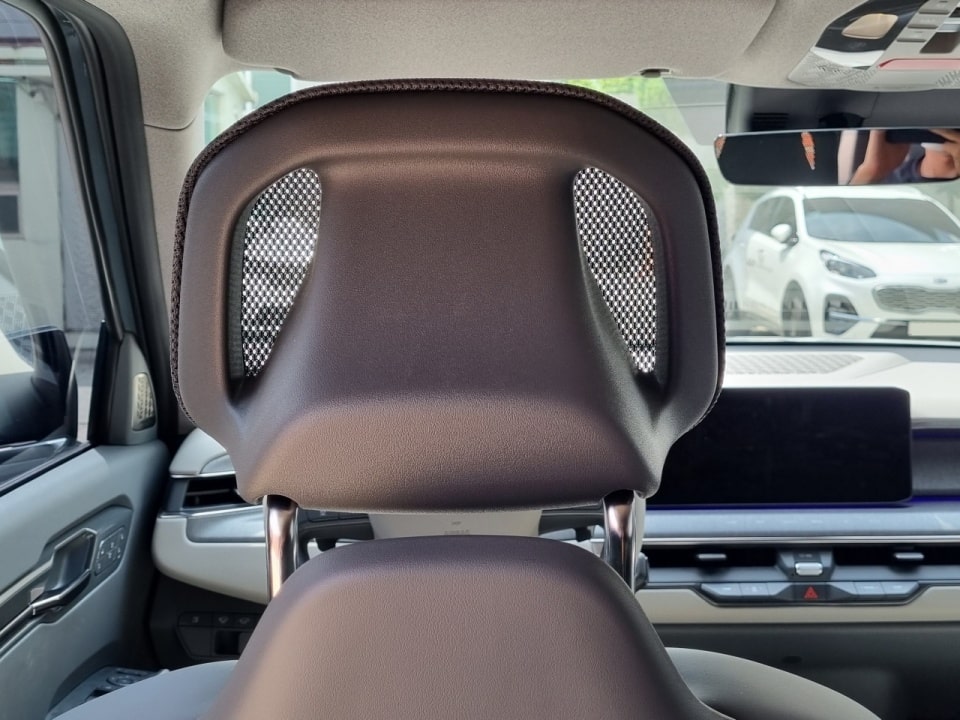 뒤에서 본 EV9의 운전석 헤드레스트입니다.