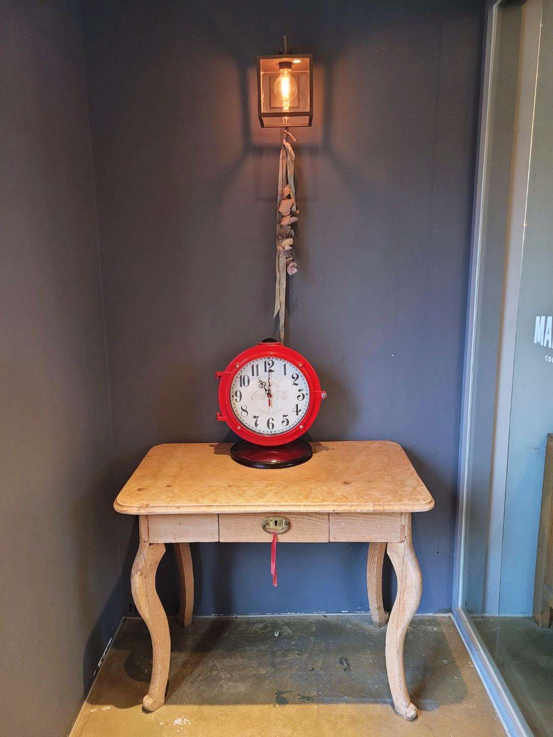 마호가니 매장 안 시계소품