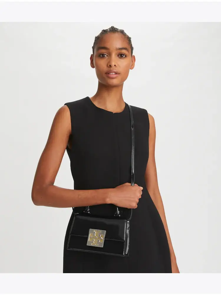 토리버치 백 블랙 모델 착장