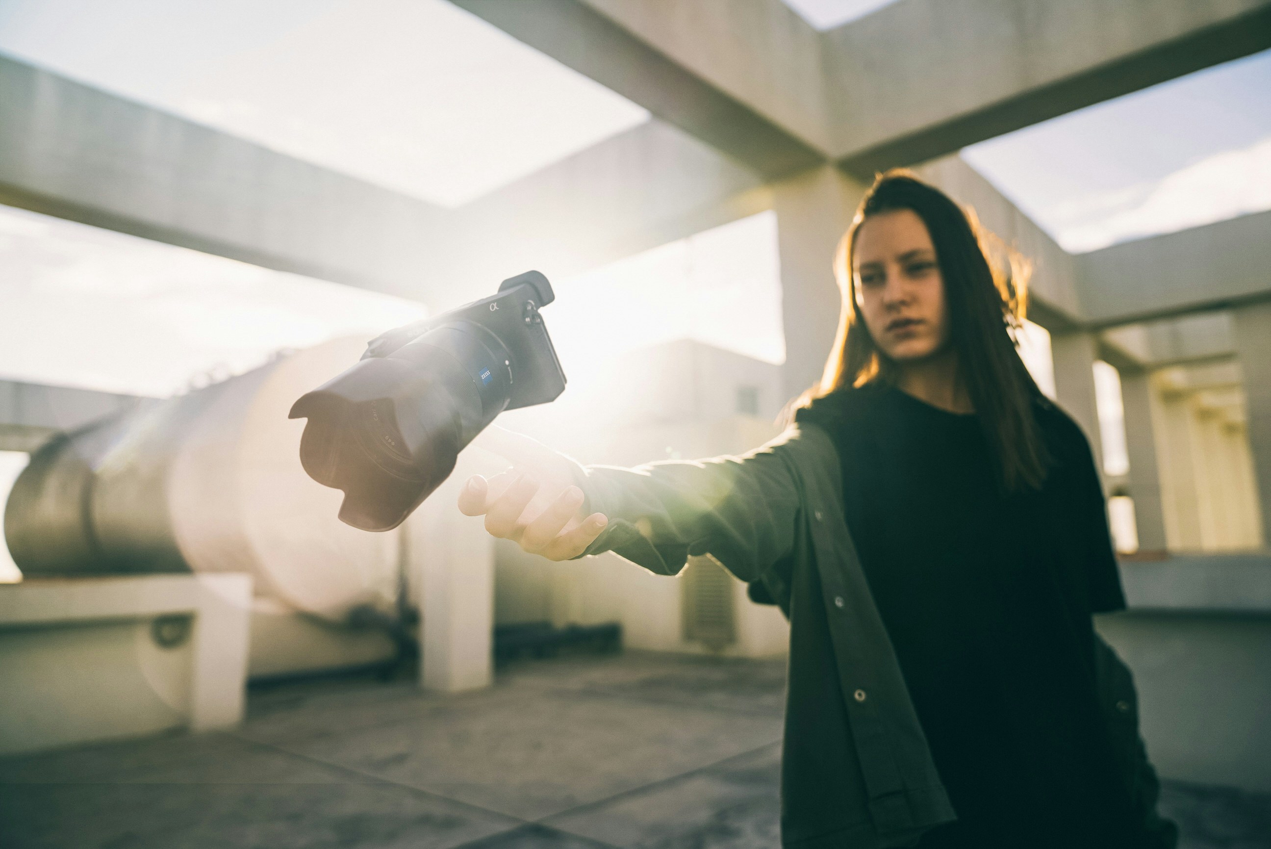 공중에 떠있는 카메라와 극적인 빛의 연출이 담긴 사진