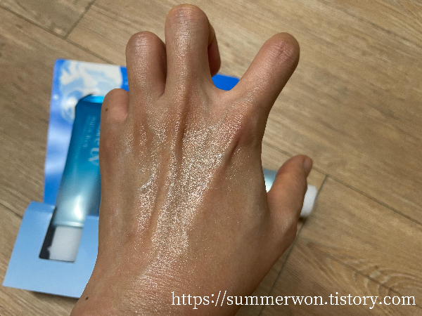 비오레 아쿠아리치 에센스 손등 테스트