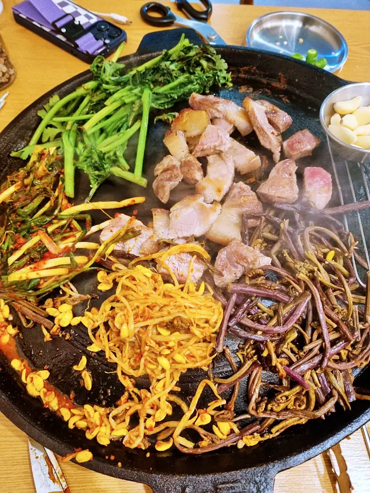 생생정보 묵은지 관자 돼지 삼합 솥뚜껑에 구운 흑돼지 맛집