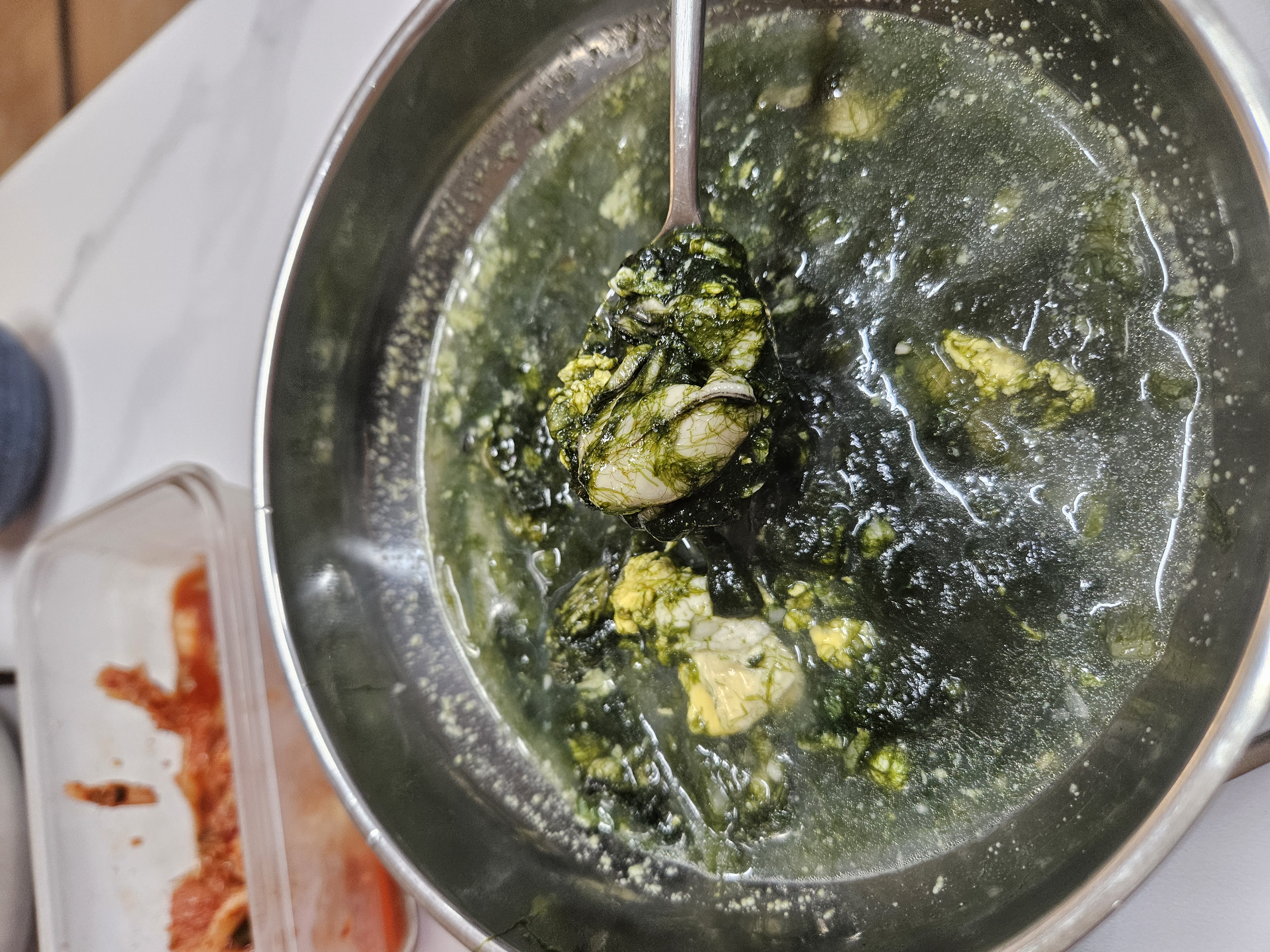 뚝배기에 정갈하게 담긴 뜨끈하고 맑은 매생이 굴국밥 전체 상차림 모습