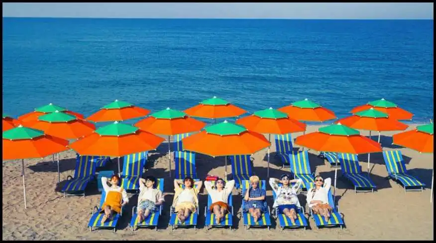 그룹-BTS-해변-사진