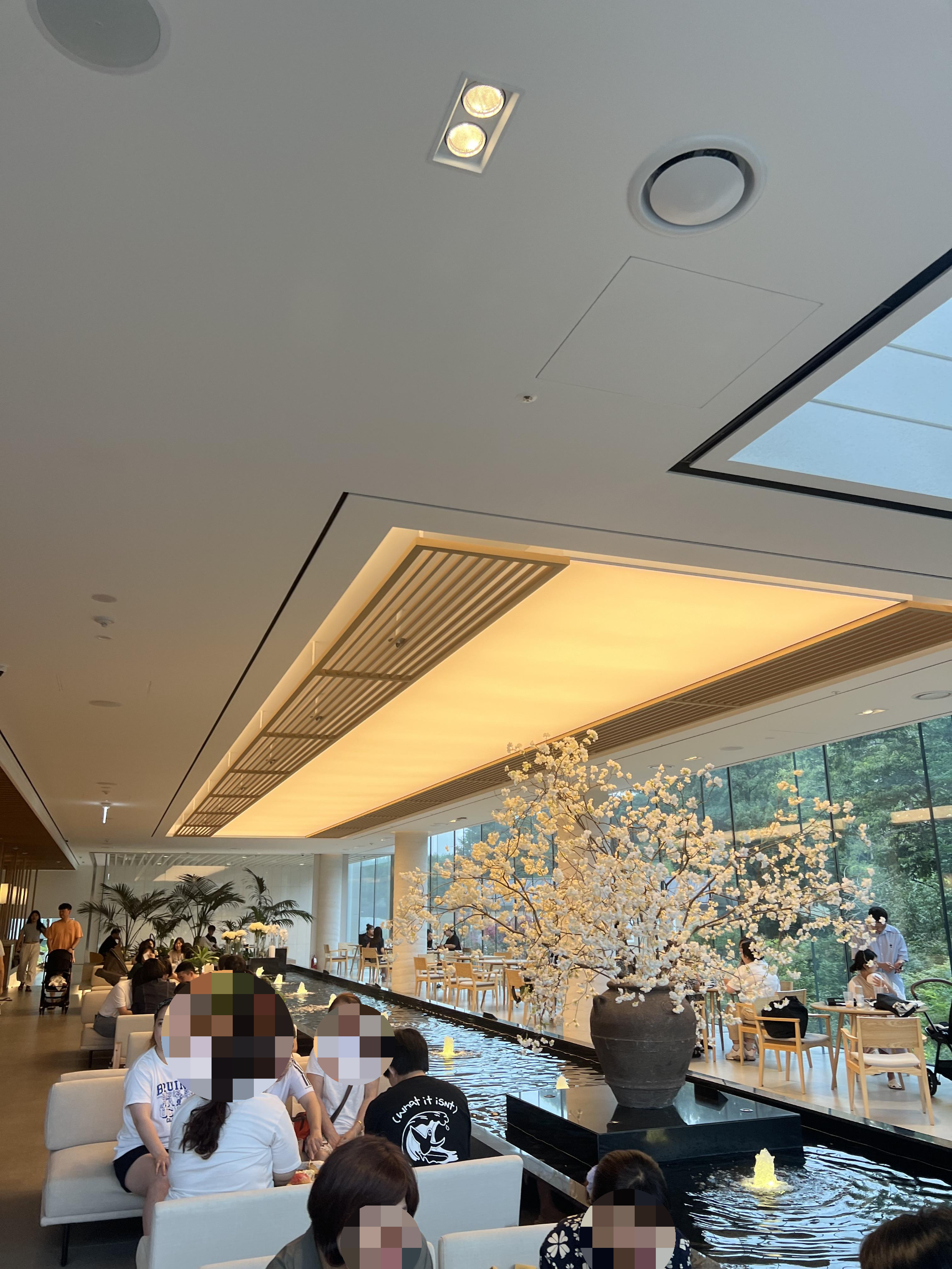 2층-사쿠라-벚꽃-수조-물고기-연주회-침대소파