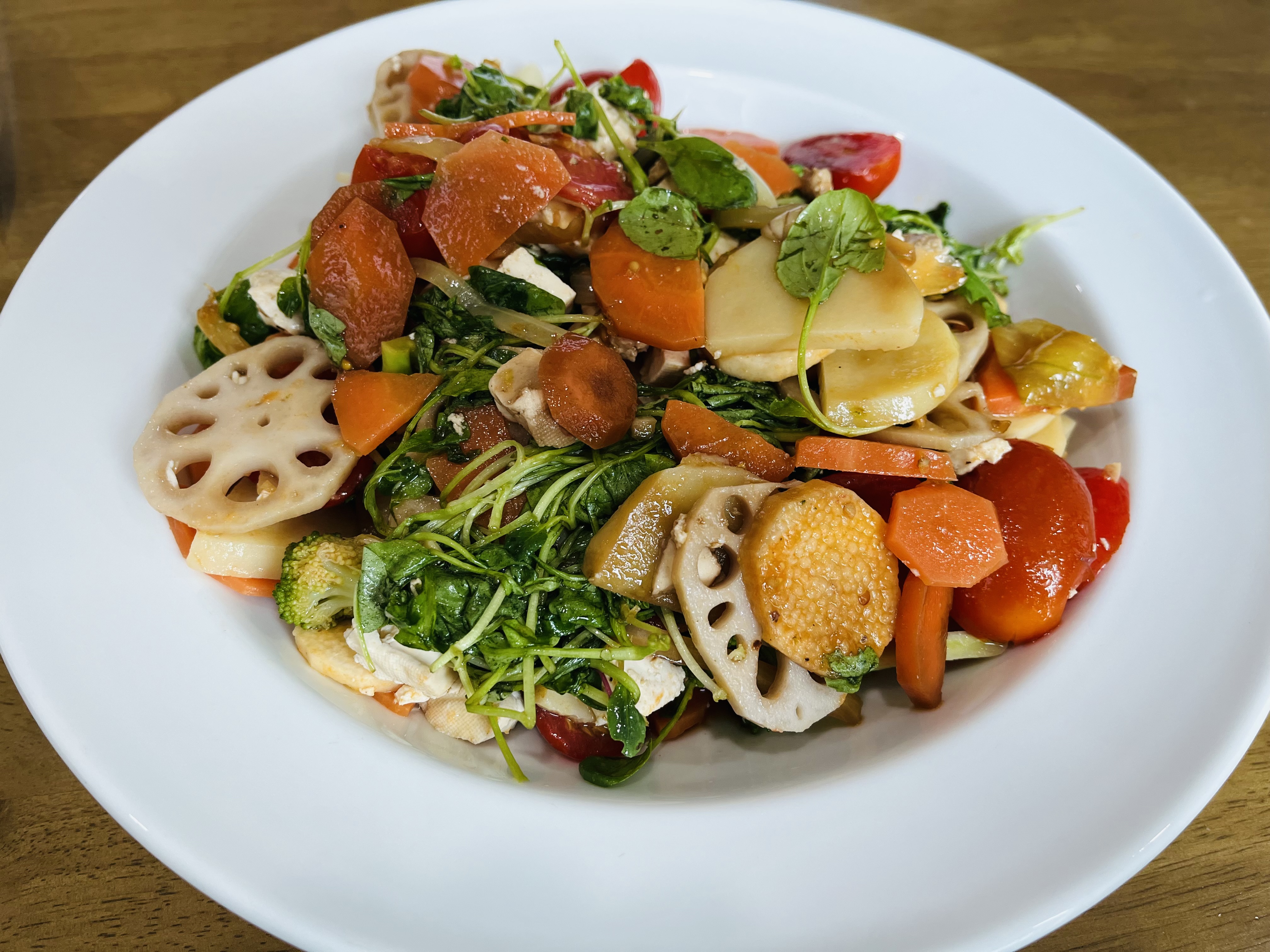 연근 마 당근 토마토 감자 여린잎 등이 들어간 슈퍼 샐러드